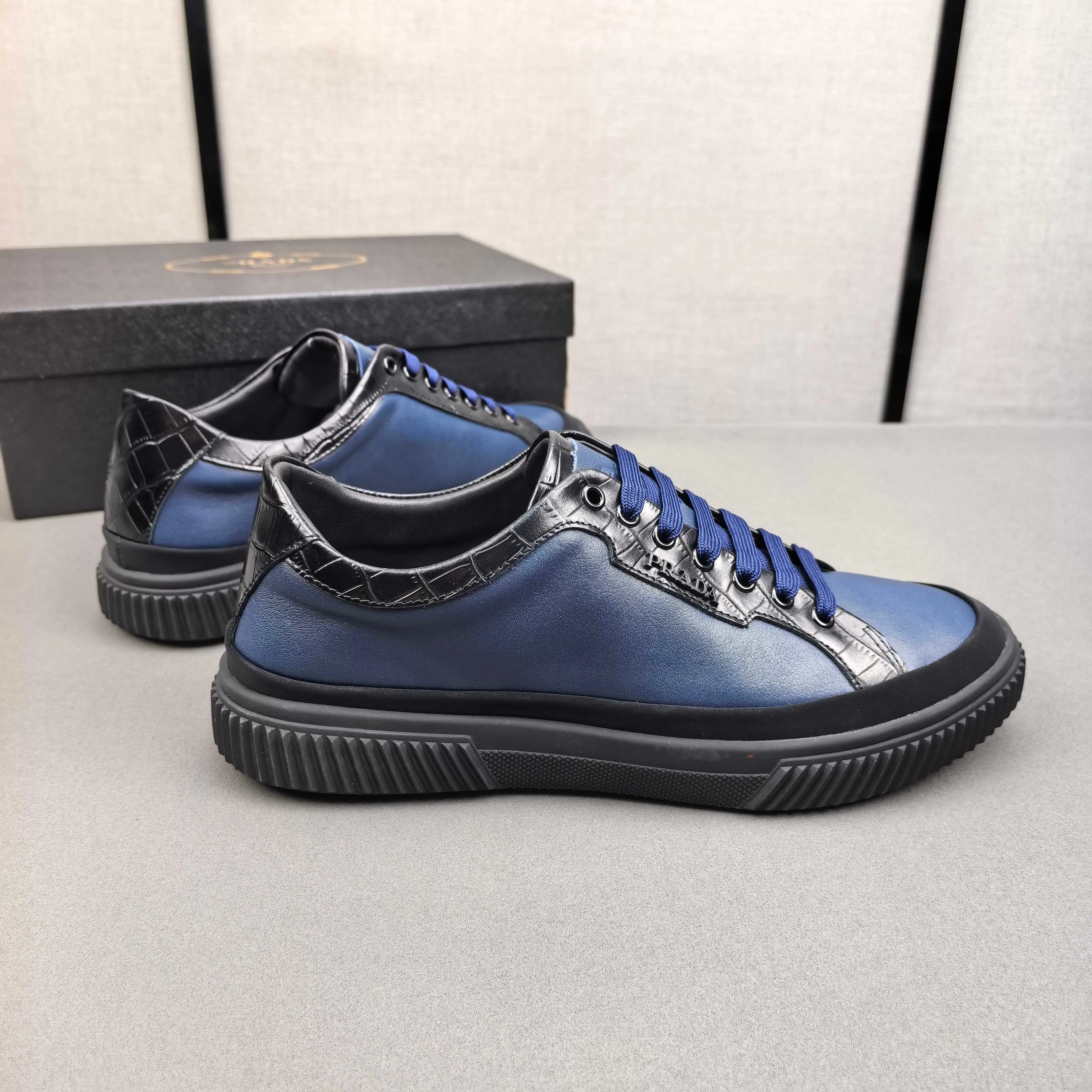 PP420❣️❣️❣️Prada set off the audience! Prada, an international brand that is constantly innovating, this men's casual shoe, the original version, made of cowhide leather at a ratio of one to one at the store, with leather feet and rubber non-slip outsole, breathable and comfortable, quality speaks for itself👄38-44